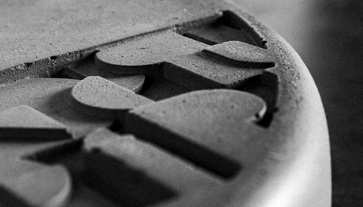 zoom sur lest en béton de la table de bistro Donut